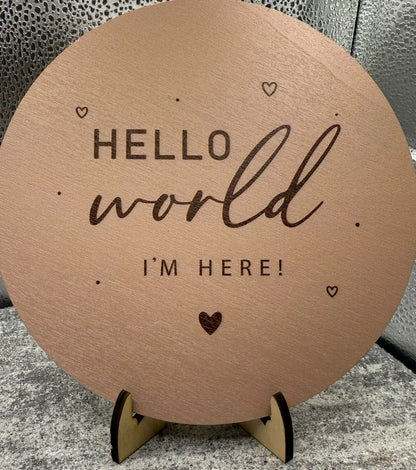 Holztaler "Hello World I'm Here" und Aufsteller